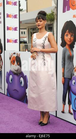 Los Angeles, CA, USA. 22. März 2015. Rihanna im Ankunftsbereich für zuhause Premiere, The Regency Village Theatre, Los Angeles, CA 22. März 2015. Bildnachweis: Elizabeth Goodenough/Everett Collection/Alamy Live-Nachrichten Stockfoto