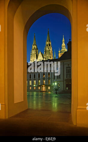 Pragerburg - Nachtansicht zum zweiten Hof und St. Vitus Kathedrale Türme Stockfoto