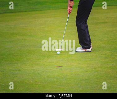 Golf Spieler Beine setzen auf dem Grün Stockfoto