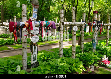 Powazki Militärfriedhof in Warschau, Polen. Birke kreuzt auf Gräbern der Mitglieder von Scout "Zoska" Bataillon der polnischen Heimatarmee. Stockfoto