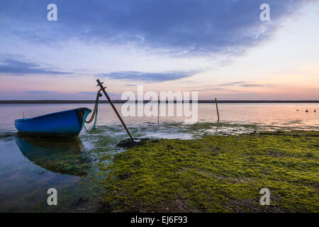 Sonne reservieren Sätze über den Steg an der Flotte Chesil Osten Natur Lagune am Chickerell in Weymouth, nach einem schönen Frühlingstag Stockfoto