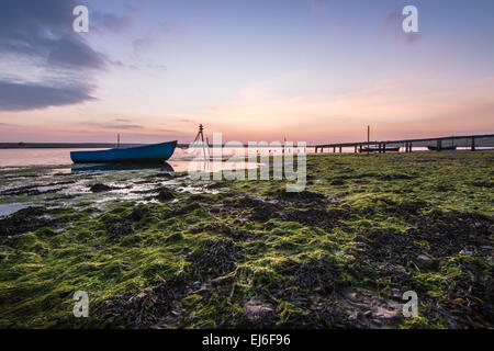 Sonne reservieren Sätze über den Steg an der Flotte Chesil Osten Natur Lagune am Chickerell in Weymouth, nach einem schönen Frühlingstag Stockfoto