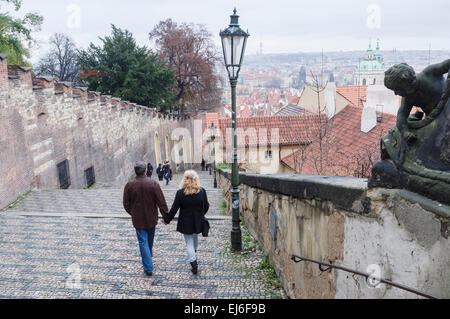 Paar von der alten Burg Treppe, Prag, Tschechische Republik Stockfoto