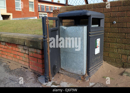 geöffnete öffentliche Abfallbehälter entleert Troon Scotland UK Stockfoto