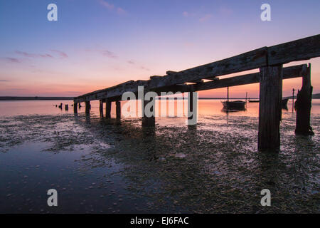 Sonne reservieren Sätze über den Steg an der Flotte Chesil Osten Natur Lagune am Chickerell in Weymouth, nach einem schönen Frühlingstag Stockfoto