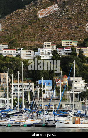 Yachten ankern in Gordons Bay Harbour an der False Bay Küste Stockfoto