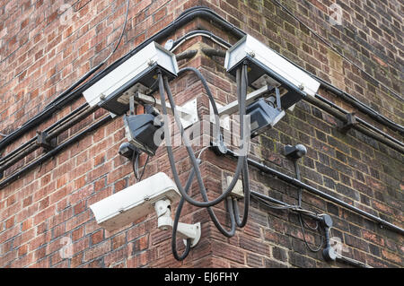 CCTV-Sicherheitskameras an der Wand eines Gebäudes, London England Großbritannien Stockfoto