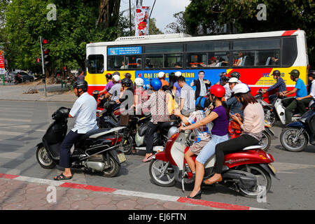 Verkehr nicht mehr an der Ampel in Hanoi, Vietnam Stockfoto