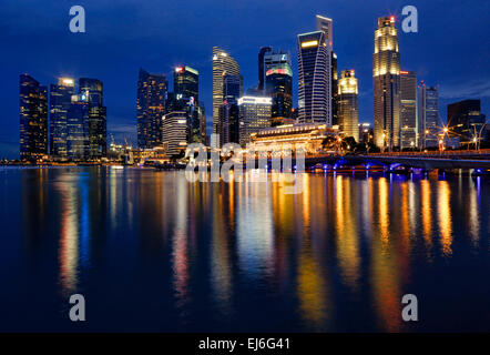 Singapur Skyline bei Nacht Stockfoto
