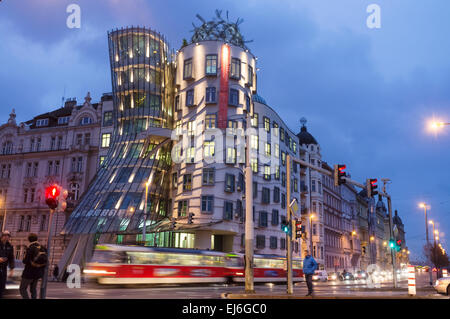 Nationale-Nederlanden Gebäude (aka das Tanzende Haus) von Frank Gehry und Vlado Milunić. Prag, Tschechische Republik Stockfoto