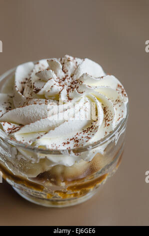 Banoffee Pie in Glasschale, süßes dessert Stockfoto