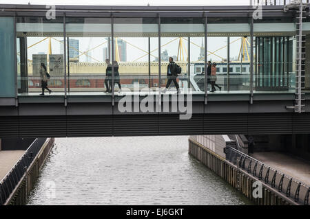 Büroangestellte, die Kreuzung Einströmdüse Passage in Canary Wharf, London England Vereinigtes Königreich UK Stockfoto