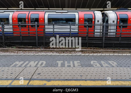 Dagegen Sie die Lücke am Bahnhof Stratford London England Vereinigtes Königreich UK Stockfoto