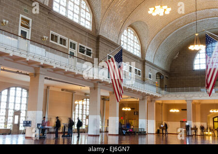 Der Registry-Raum, auch genannt die große Halle im Ellis Island Immigration Museum, New York CIty, USA. Stockfoto