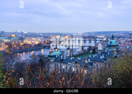 Brücken über die Moldau, wie vom Letná in der Dämmerung zu sehen. Prag, Tschechische Republik Stockfoto