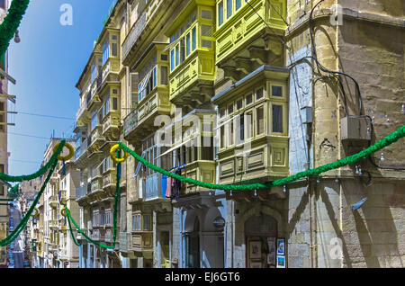 Malta, Valletta: Kleine hölzerne geschlossene Balkone auf Häusern entlang der Straße in der maltesischen Hauptstadt Stockfoto
