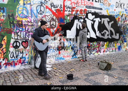 Straßenmusiker und Graffiti-Maler an der John-Lennon-Mauer in Prag, Tschechische Republik Stockfoto