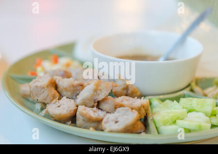 Gegrilltes Schweinefleisch Kugeln mit Gewürzen und Erdnuss-Sauce, vietnamesische Küche Stockfoto