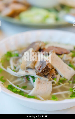 Pho Bo - vietnamesische frische Reisnudelsuppe mit Rindfleisch, Kräutern und Gemüse Stockfoto