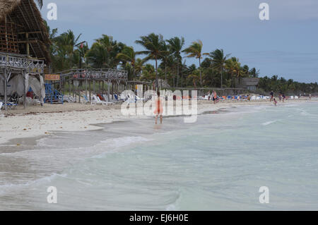 Junge Frau am Strand Stockfoto