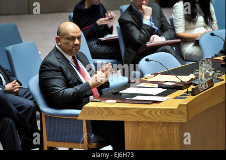 New York, UN-Hauptquartier in New York. 22. März 2015. Jemens ständiger Vertreter bei den Vereinten Nationen Khaled Hussein Mohamed Alyemany blickt auf in einer Dringlichkeitssitzung des UN-Sicherheitsrats zur Situation von Jemen, im UN-Hauptquartier in New York am 22. März 2015. Der UN-Sicherheitsrat am Sonntag verabschiedet eine Erklärung des Präsidenten über den Jemen, Unterstützung für jemenitische Präsident Abdo Rabbo Mansour Hadi und Aufforderung an alle Parteien zu unterlassen, Aktionen, die die Legitimität des Präsidenten zu untergraben. © Niu Xiaolei/Xinhua/Alamy Live-Nachrichten Stockfoto