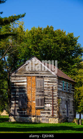 Eine franko-kanadische Blockhaus des Schattenwerfers Stück Sur Stück (Stück für Stück) errichtet in den 1840er Jahren in Prairie du Chien, Wisconsin. Stockfoto