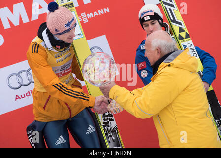 Bogdan Gabrovec Präsident der slowenischen Olympia Organisationskommitees hand die Kristallkugel, Severin Freund der deutschen bei seinem Sieg im FIS World Cup Ski Jumping Gesamtwertung beim FIS World Cup Planica Skispringen-Finale. © Rok Rakun/Pacific Press/Alamy Live-Nachrichten Stockfoto