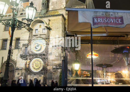 Bier trinken auf der Terrasse durch die astronomische Uhr in Prag, Tschechische Republik Stockfoto