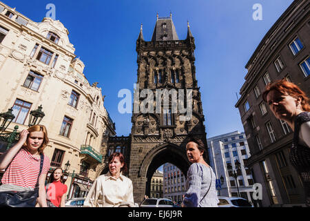 Pulverturm mit Menschen zu Fuß durch. Prag, Tschechische Republik Stockfoto
