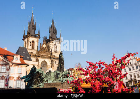 Teynkirche mit Ostern Baum im Vordergrund bei Old Town Sq Prague, Czech Republic Stockfoto