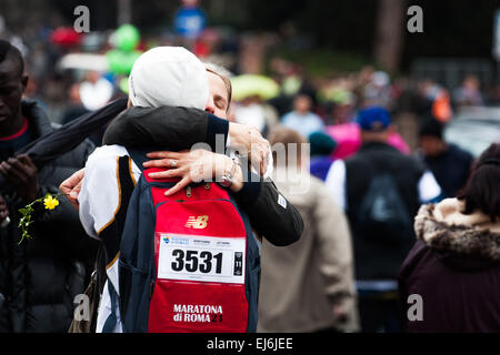 Rom, Italien. 22. März 2015. Ein Läufer nach dem Marathon schmiegt sich an seine Frau. Der Gewinner des Marathon der Männer der 21. Auflage des Rom Marathons ist Degefa Abebe Negewo und für die Frauen Marathon Meseret Tolwalk ist, sind beide Gewinner aus Äthiopien. © Luca Prizia/Pacific Press/Alamy Live-Nachrichten Stockfoto