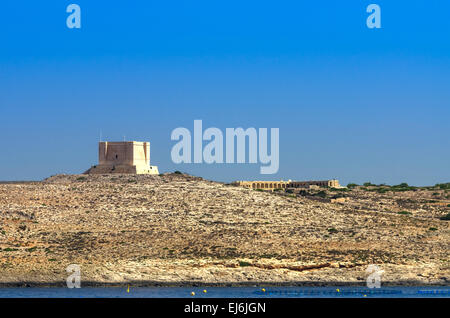 Malta, Insel Comino: Der Turm der Heiligen Maria, das beeindruckendste Gebäude auf der kleinsten Insel des maltesischen Archipels. Stockfoto