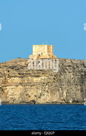 Malta, Insel Comino: Der Turm der Heiligen Maria, das beeindruckendste Gebäude auf der kleinsten Insel des maltesischen Archipels. Stockfoto