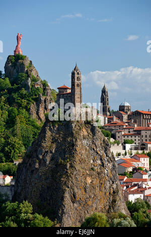 ST. MICHEL D'AIGUILHE MIT CORNEILLE ROCK LE PUY EN VELAY HAUTE-LOIRE AUVERGNE FRANKREICH Stockfoto