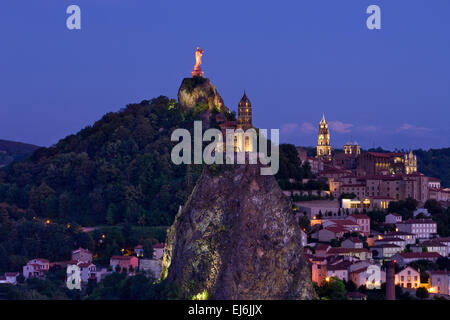 ST. MICHEL D'AIGUILHE MIT CORNEILLE ROCK LE PUY EN VELAY HAUTE-LOIRE AUVERGNE FRANKREICH Stockfoto