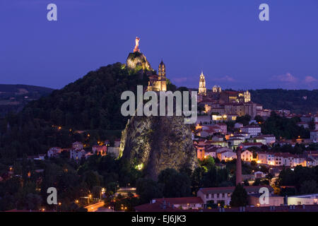 ST. MICHEL D'AIGUILHE MIT CORNEILLE ROCK LE PUY EN VELAY HAUTE-LOIRE AUVERGNE FRANKREICH Stockfoto