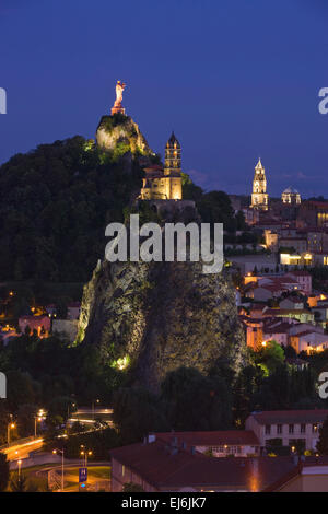 ST. MICHEL D'AIGUILHE MIT CORNEILLE ROCK LE PUY EN VELAY HAUTE-LOIRE AUVERGNE FRANKREICH Stockfoto