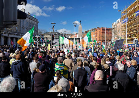 Wasser-Protest März Dublin Anti-Wasser Gebühren Demonstranten in Dublins O' Connell Street auf 21.03.15 Stockfoto