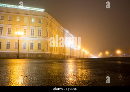 Das Haus auf dem Platz des Winterpalastes, Nacht, Nebel Stockfoto