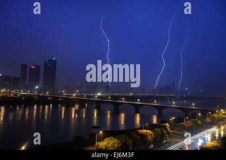 Der Provinz Hunan Changsha, China. 23. März 2015. Blitz trifft den Himmel über den städtischen Gebieten entlang der Xiangjiang-Fluss in Changsha, der Hauptstadt der Provinz Zentral-China Hunan, 23. März 2015. Bildnachweis: Lange Hongtao/Xinhua/Alamy Live-Nachrichten Stockfoto