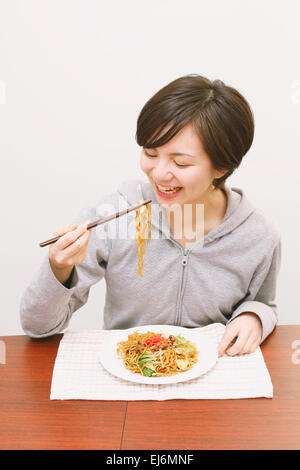 Junge Japanerin Yakisoba Nudeln Essen Stockfoto