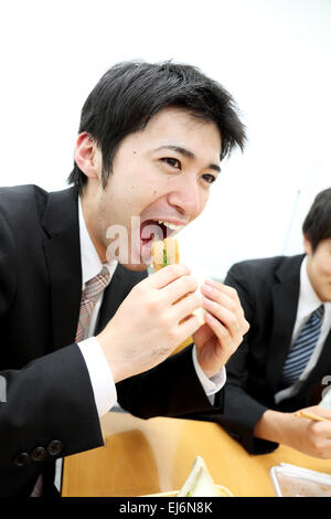 Junge japanische Geschäftsleute, die dem gemeinsamen Mittagessen Stockfoto