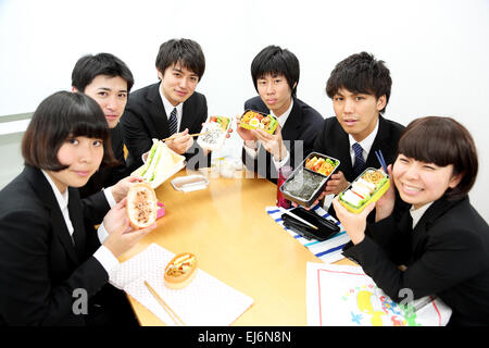 Junge japanische Geschäftsleute, die dem gemeinsamen Mittagessen Stockfoto