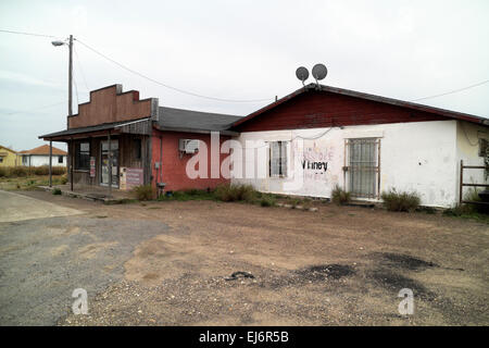 Convenience-Store und Futtermittel Shop neben U.S. Highway 83 in einer ländlichen Gegend von Süd-Texas, USA aufgegeben. Stockfoto