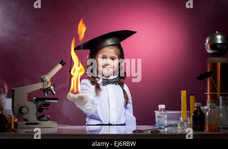 Niedliche Mädchen führt körperliche Erfahrung im Labor Stockfoto