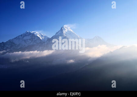 Dramatische Sonne Licht Sonnenaufgang über dem Schnee bedeckt Berg Machapuchare Fischschwanz Berg im Annapurna Himalaya. Stockfoto