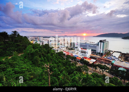 Kota Kinabalu Stadtbild bei Sonnenuntergang, Sabah Borneo Malaysia Stockfoto