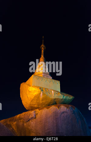 Nacht-Blick auf eine kleine Pagode, Kyaiktiyo-Pagode (Gold Rock), Mon-Staat, Myanmar Stockfoto