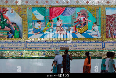 Touristen, die gerade Wandbild am Shwethalyaung Buddha (Reclining Buddha), Bago, Bago Region, Myanmar Stockfoto