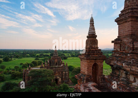 Antike Tempel und Pagoden steigt aus dem Dschungel, Bagan, Mandalay Region, Myanmar Stockfoto